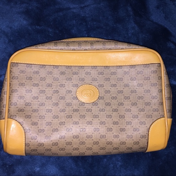 Gucci Handbags - Gucci cosmetics/clutch bag 👑